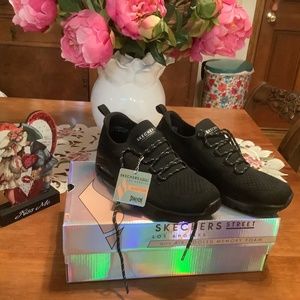 SKECHERS WOMENS STREET LOS ANGELES sneakers NWT and box size 7.5 Black